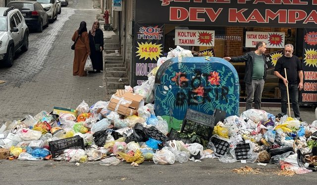 Buca'da grev etkisi: Vatandaş çöp yığınlarından rahatsız