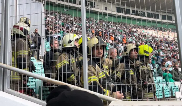 Yaklaşık 40 bin taraftarın izlediği Kuşadasıspor maçında yangın paniği