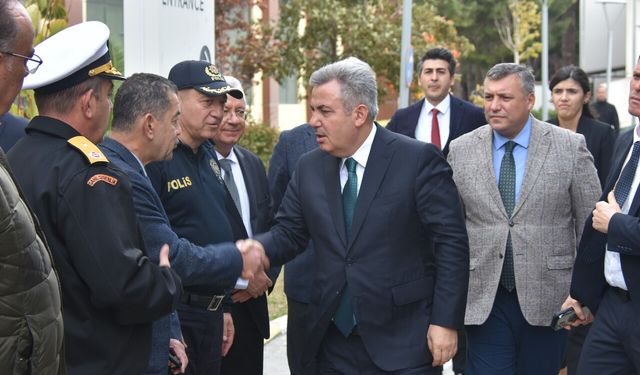 İzmir Valisi Elban'dan yaralı polislere ziyaret