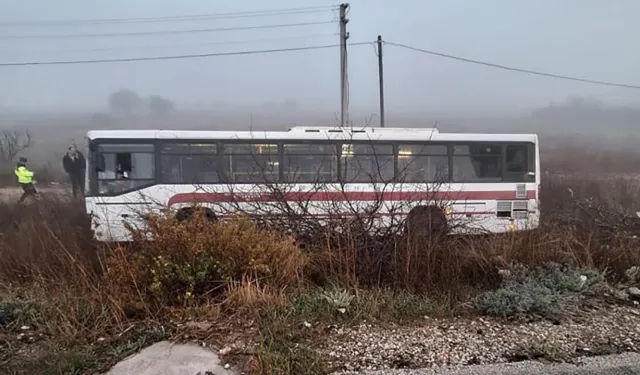 İzmir'de korkutan kaza: ESHOT otobüsü yoğun siste yoldan çıktı