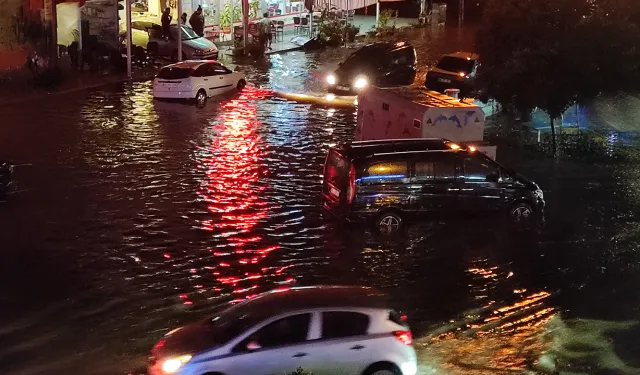 Fethiye’de sağanak yağış: Yollar göle döndü