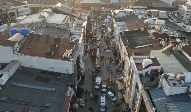 Yıkımı süren 3 katlı bina çöktü: 1 işçi enkaz altında kaldı