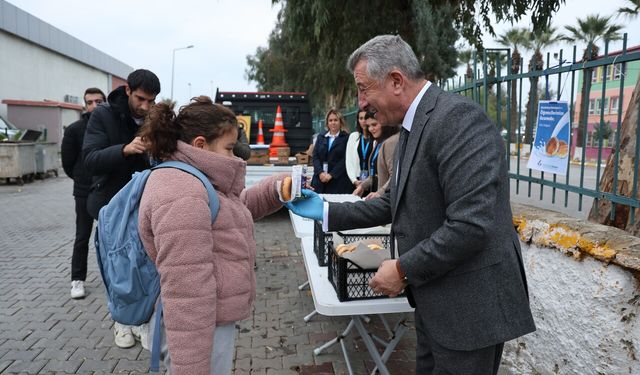 İzmirli öğrencilere kahvaltı desteği: Bin 500 çocuğa poğaça ve süt dağıtılacak