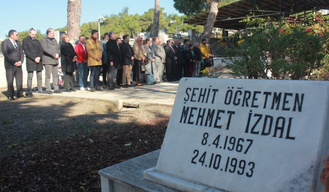 Terör örgütü tarafından şehit edilen İzmirli öğretmen, kabrinde anıldı