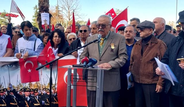 İzmir, teğmenler için sokağa indi: Ceza verilirse bizzat Atatürk cezalandırılmış olacak!