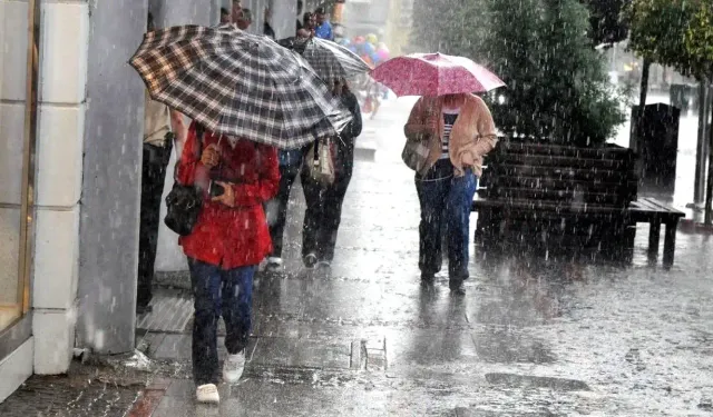 İzmir'e yağmur yeniden geliyor: Şemsiyeleri hazırlayın, tarih verildi