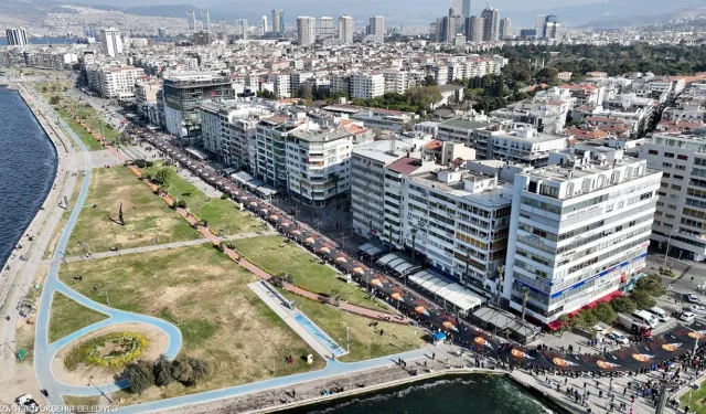 İzmir Ata'sının izinde: 350 metrelik Atatürk posteri ile Ata'ya Saygı Yürüyüşü