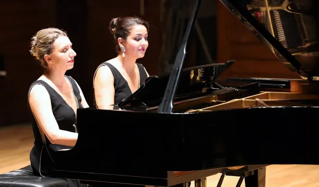 İzmir'de müzik ziyafeti: Duo Blanc & Noir Simply Classic konseri büyük ilgi gördü