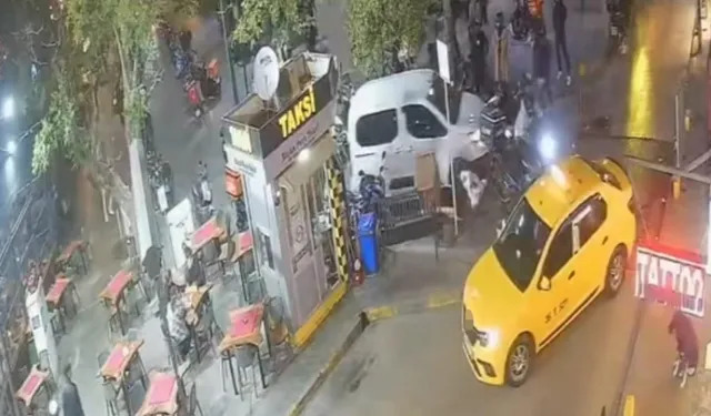 İzmir'de polisten kaçan şüpheli, motosikletleri ezdi geçti