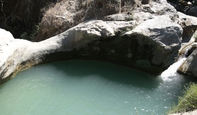 İzmir'e 1 saat uzaklıkta: Şifalı sularıyla ünlü bu doğa harikası yeri mutlaka görmelisiniz