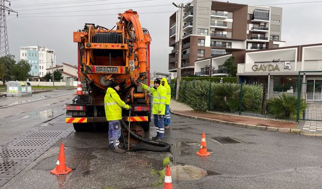 İzmir'de yağmur nöbeti: Su baskınlarına karşı önlem alındı