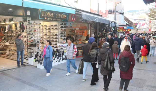 İzmir'de kadına şiddet! Kemeraltı'nda genç kız sokak ortasında saldırıya uğradı