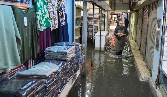 Kemeraltı'nın altyapı yapılmayan yerleri ilk yağmurda göle döndü