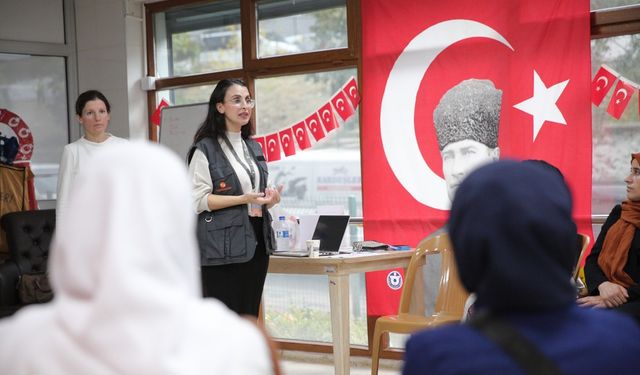 Konak'ta kadınlar bilinçlendiriliyor: Şiddete karşı hakları anlatıldı