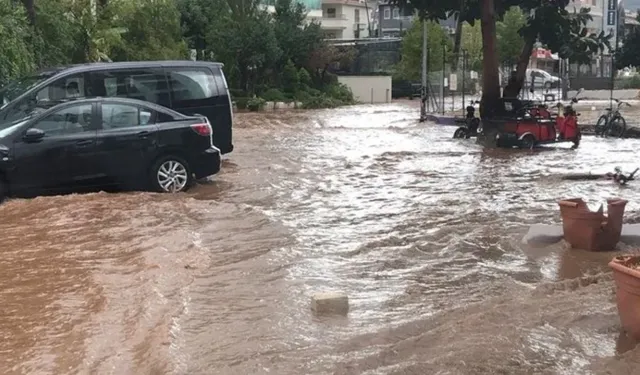 Marmaris’te sağanak yağış mesaisi: MUSKİ ekipleri teyakkuzda