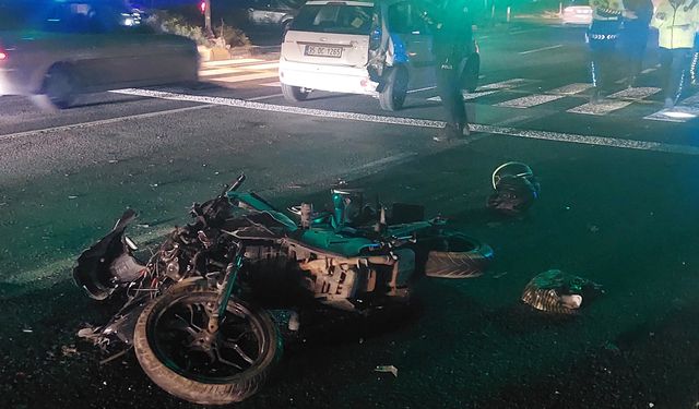 İzmir'de motosiklet ve otomobil çarpıştı: 2 kişi yaralandı