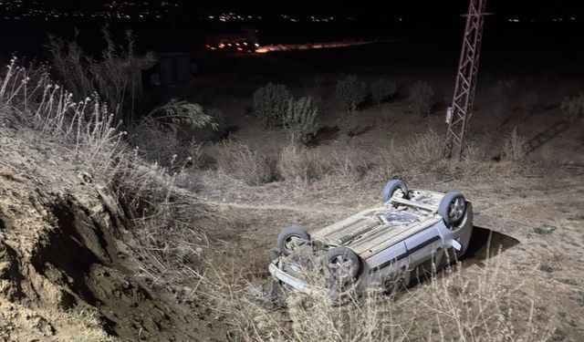 İzmir'de kaza: Otomobil şarampole devrildi