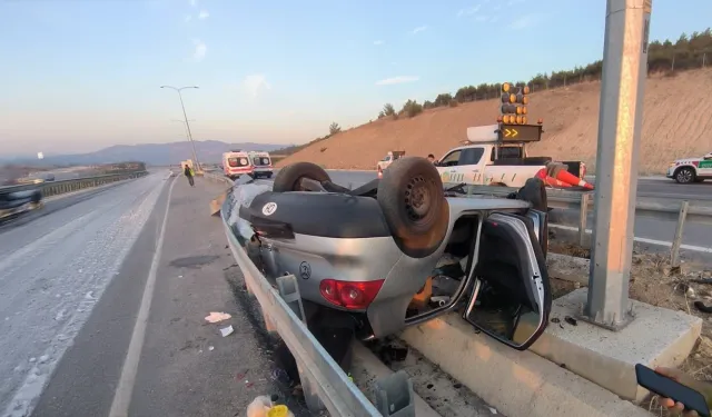 Aydın-Denizli otoyolunda otomobil takla atıp ters döndü: 3 yaralı