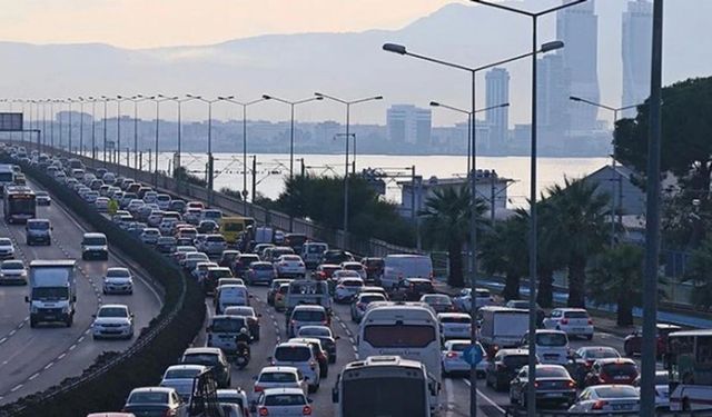 İzmir Trafik Birimleri yola çıkacakları uyardı: Bu güzergahta trafik yoğunluğu yaşanıyor