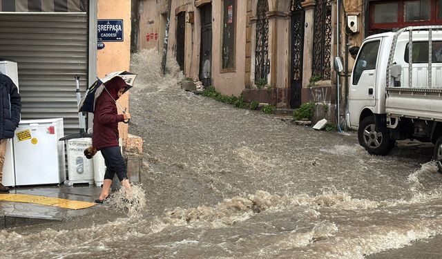 İş yerlerini su bastı, vatandaş zor anlar yaşadı: İzmir'i sağanak vurdu