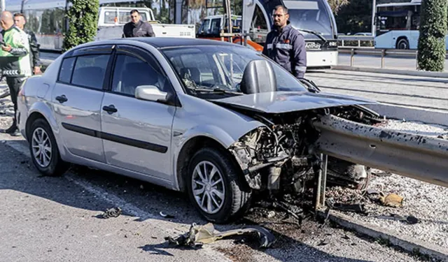 Korkunç kaza: Bariyer otomobile ok gibi saplandı, 1 ölü 2 yaralı