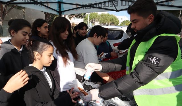 İzmirli öğrencilere beslenme desteği: Simit ve ayran ikram edildi