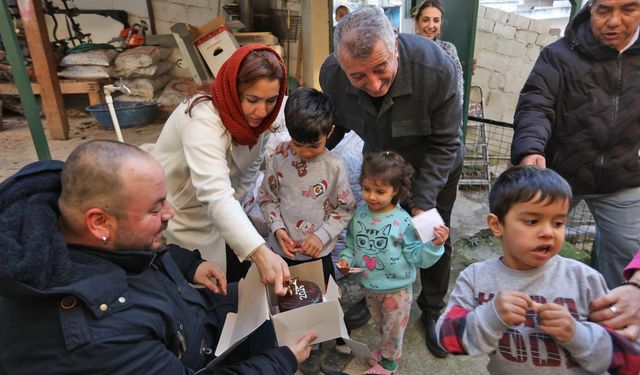 Başkan Günay'dan yılbaşı sürprizi: Kapı kapı dolaştı, pasta dağıttı