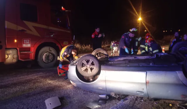 Denizli'de korkunç kaza: Ağaca çarpıp şarampole devrilen araçta 1 kişi öldü, 3 kişi yaralandı