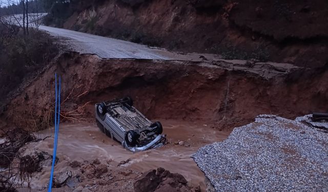 İzmir'de asfalt yol çöktü, otomobil içine düştü