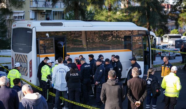 İzmir'de acı kaza: Okul servisi tıra çarptı, 1 öğrenci hayatını kaybetti