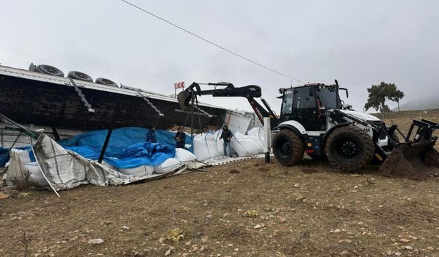 Afyonkarahisar’da kontrolden çıkan tır şarampole devrildi: 27 ton şeker ziyan oldu