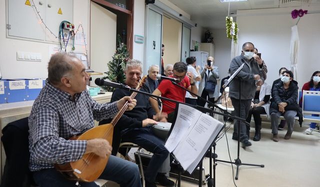 İzmir'de sağlık çalışanlarından konser: Hastalara moral olmayı hedeflediler