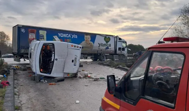 Balıkesir'de korkunç kaza, okul servisi ile tır çarpıştı: 8 öğrencinin durumu ağır