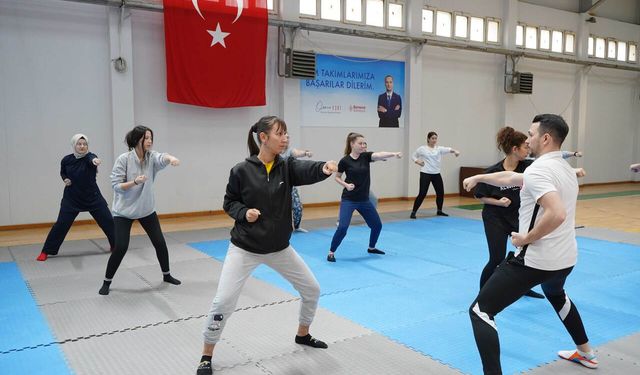 Bornova'da taekwondo eğitimi: İzmirli kadınlar güçleniyor