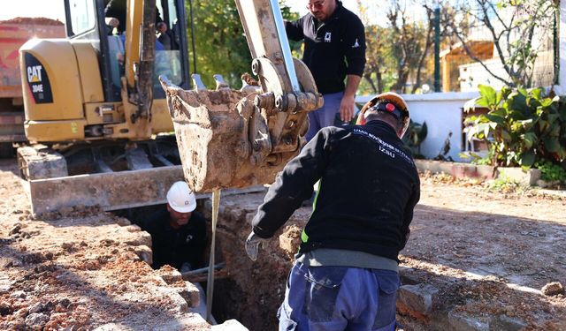 Çeşme’de altyapı çalışmaları devam ediyor: Yağmur suyu hatları döşeniyor