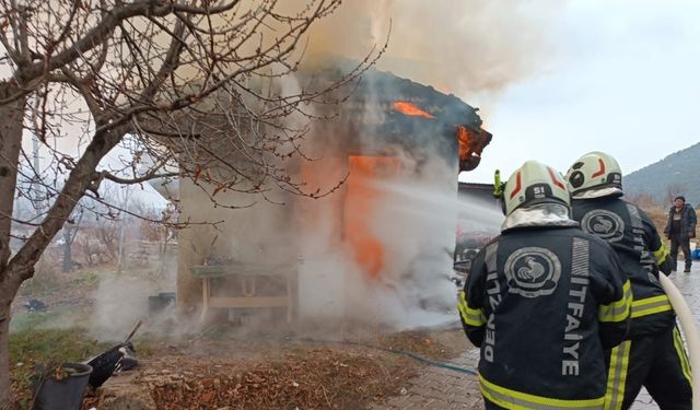 Denizli'de yangın paniği: Alevlerin sardığı işyeri kullanılamaz hale geldi