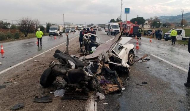 Denizli’de karşı şeride geçen otomobil kazaya neden oldu: 1 ölü, 4 yaralı