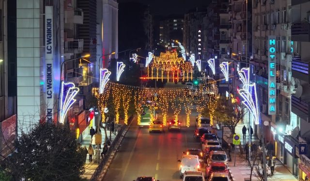 Manisa'da yeni yıl coşkusu: Caddeler ışıklarla renklendi