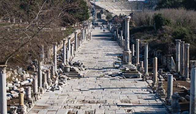 Efes Antik Kenti'nde Liman Hamamı ayağa kaldırılıyor