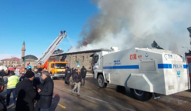 Tarihi binada yangın çıktı: Ambar'ın çatısı hasar aldı