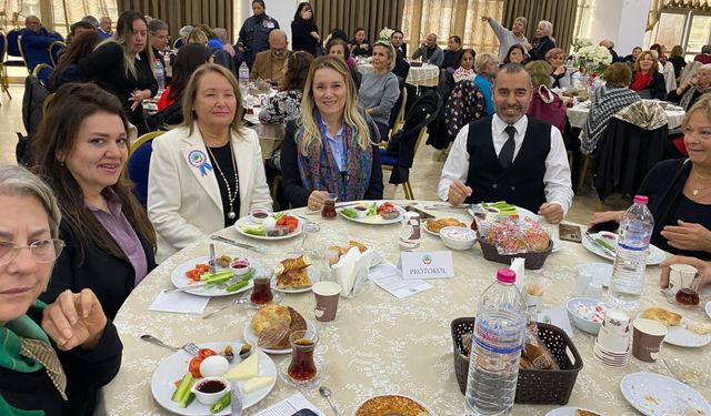 İzmir'de emeklilerden dayanışma mesajı: İnsanca yaşamak istiyoruz