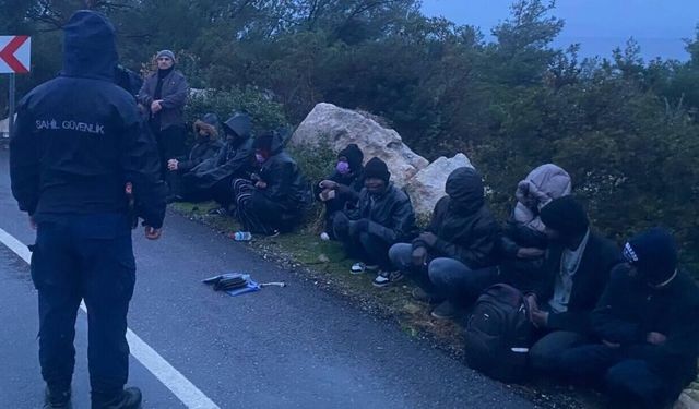 Dikili'de düzensiz göçmen operasyonu: 26 kişi yakalandı