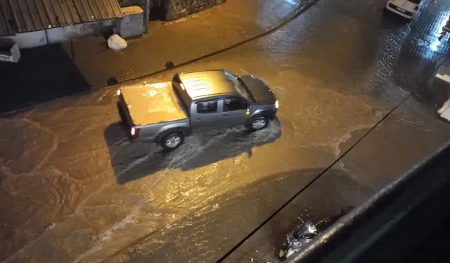 İzmir'i sağanak vurdu: Bazı iş yerlerini su bastı, sürücüler zor anlar yaşadı