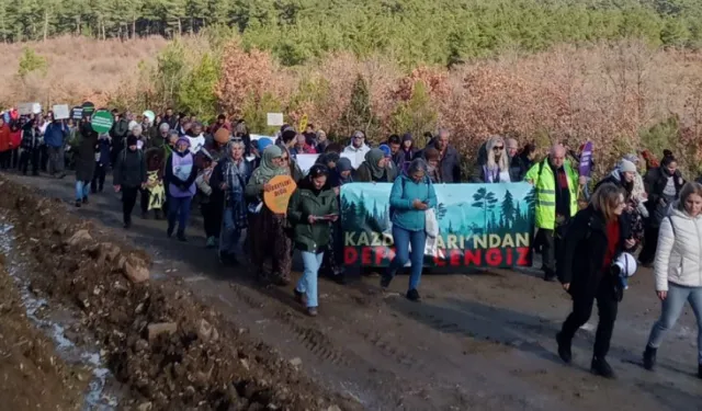 İzmirli kadınlar iki otobüsle destek verdi: Kaz Dağları’ndaki ekolojik yıkıma karşı güçlü direniş