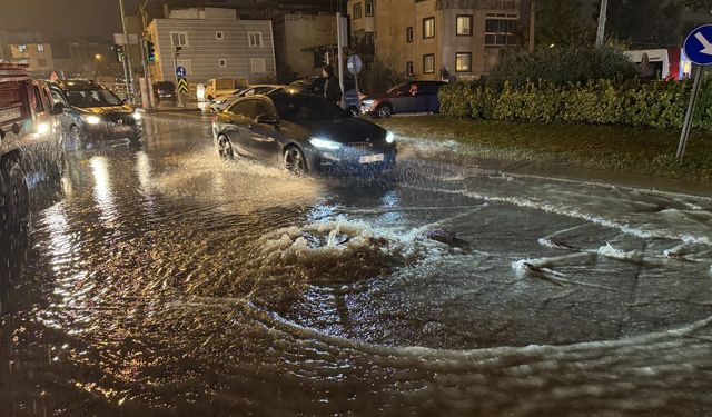 İzmir'de şiddetli sağanak: Yollar sular altında kaldı