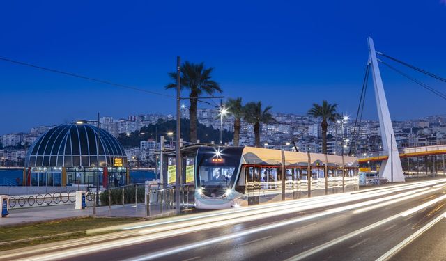 İzmir'de tramvay seferleri aksıyor: Elektrik arızaları ulaşıma engel oldu