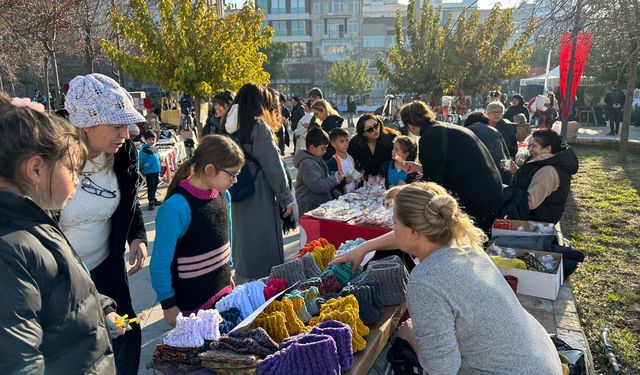 Konak'ta yılbaşı kermesi: Sokak hayvanlarına ve kadınlara umut oldu