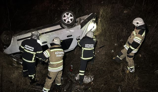 Kütahya’da trafik kazası: Otomobil şarampole devrildi, 2 kişi ağır yaralı