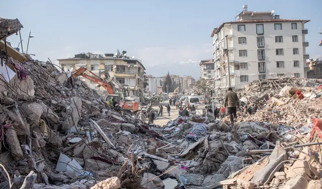 Ünlü sanatçılardan büyük depremin 2'nci yılında adalet çağrısı: Hala öfkeliyiz, hala yastayız!