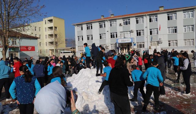 İzmirli miniklerin kar sevinci: Başkan Turan getirdi, çocuklarla oynadı